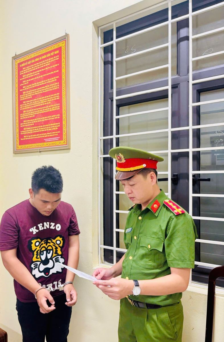 Cơ quan Cảnh sát điều tra Công an tỉnh Hưng Yên tống đạt các quyết định tố tụng đối với Hà Văn Bằng. Ảnh Công an tỉnh Hưng Yên.