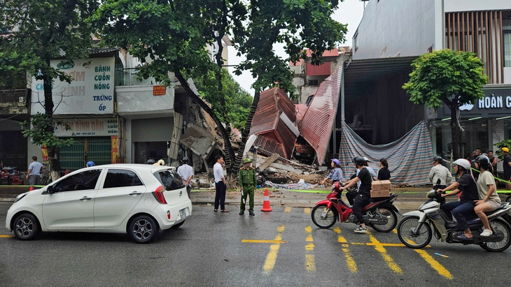Vụ việc khiến 2 căn nhà bị sập. Ảnh: Tuổi Trẻ