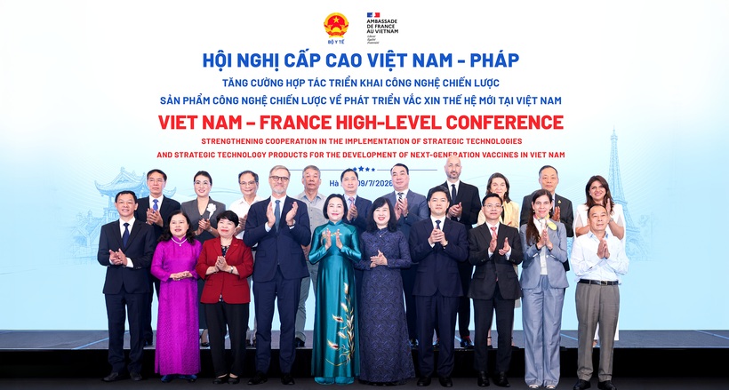 Hội nghị cấp cao với sự tham dự của lãnh đạo Đảng, Nhà nước, Chính phủ; lãnh đạo các ban, bộ, ngành Trung ương; Bộ Y tế Việt Nam; Đại sứ quán Cộng hòa Pháp tại Việt Nam; đại diện Tổ chức Y tế Thế giới (WHO), Quỹ Nhi đồng Liên Hợp Quốc (UNICEF); các chuyên gia, nhà khoa học, Công ty Vắc xin Việt Nam (VNVC) và Tập đoàn Dược phẩm Sanofi