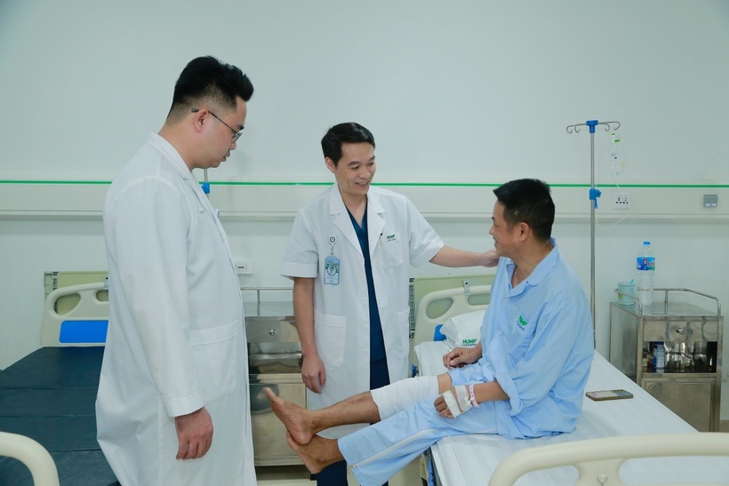 Người đàn ông 47 tuổi đã có thể tự đi lại sau ca thay khớp. Ảnh: BVCC