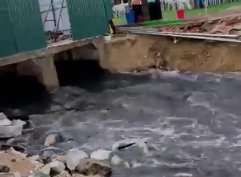 Nước thải đen ngòm chảy ra khu vực bãi biển Sầm Sơn. Ảnh: Cắt từ clip du khách ghi lại thời điểm xảy ra sự việc./ Theo Lao động.