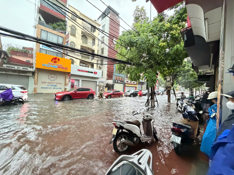 Phố Tô Hiệu mênh mông biển nước sau mưa lớn. Ảnh: CTV