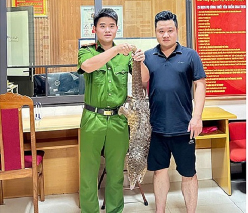 Công dân giao nộp cá thể tê tê. Ảnh: Công an Sơn La