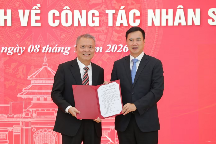 GS.TS.TTND Lê Ngọc Thành (người đứng bên trái) nhận Quyết định bổ nhiệm của Đại học Quốc gia Hà Nội. Ảnh: NTCC