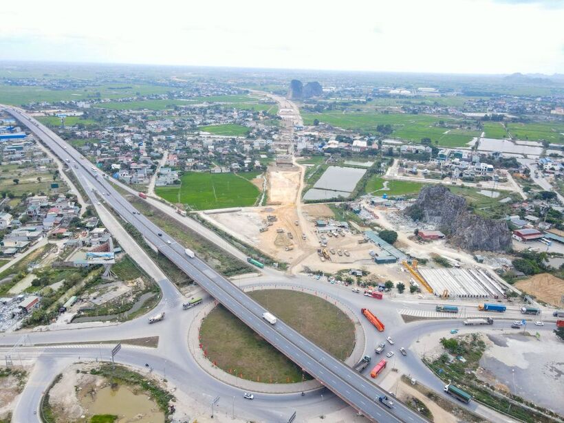 Nhiều mũi thi công được triển khai đồng bộ trên tuyến cao tốc Ninh Bình - Hải Phòng qua địa phận tỉnh Ninh Bình (Ảnh: Đình Minh)