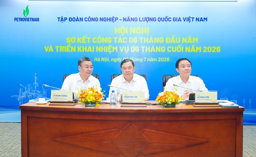 Phó Thủ tướng thường trực Phạm Gia Túc, Chủ tịch HĐTV Petrovietnam Lê Ngọc Sơn, Tổng Giám đốc Petrovietnam Lê Mạnh Cường chủ trì Hội nghị.