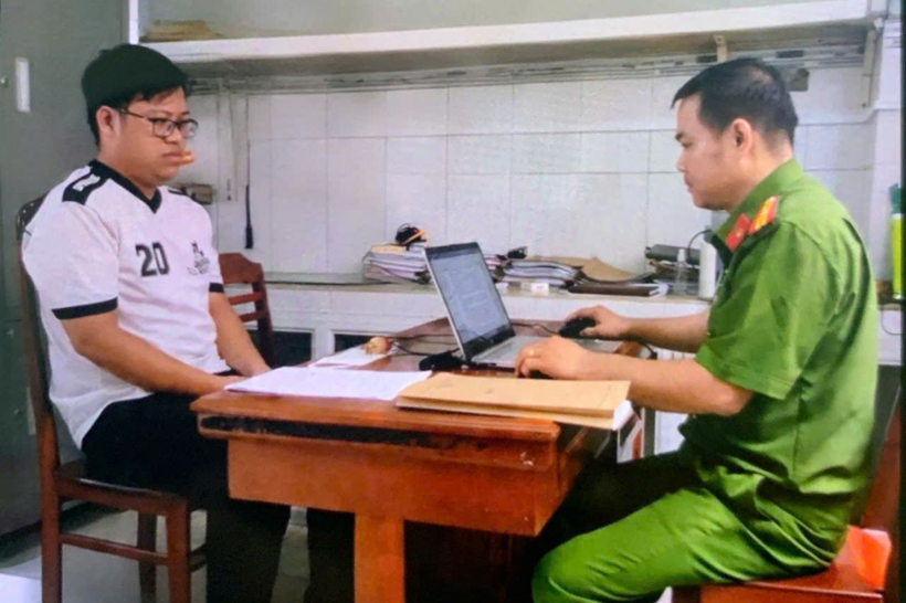 Điều tra viên làm việc với đối tượng Đặng Quang Vinh. Ảnh: Công an TP Cần Thơ
