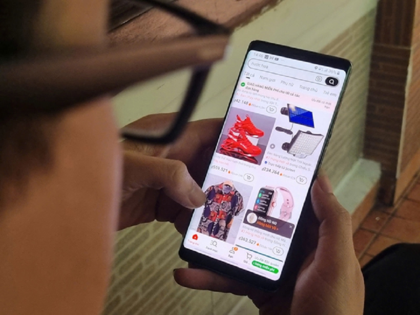 Hộ kinh doanh, cá nhân bán hàng online phải xuất hóa đơn khi bán hàng nếu doanh thu trên 1 tỉ đồng/năm. ẢNH: ĐÀO NGỌC THẠCH