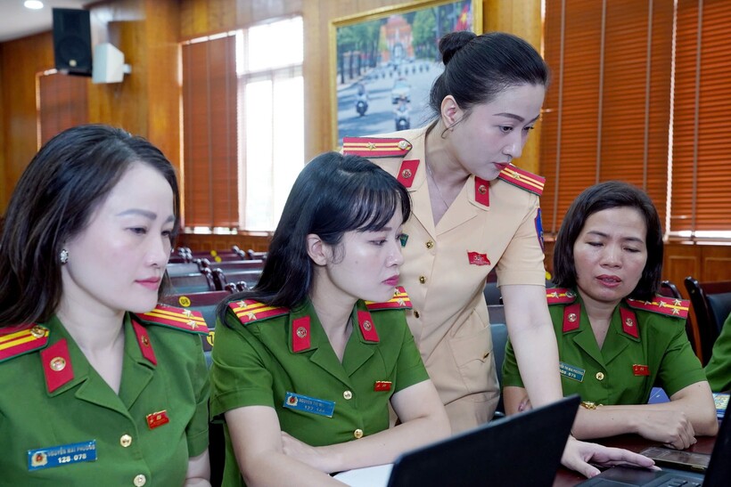 Cán bộ Phòng CSGT trao đổi, hướng dẫn cán bộ Công an các xã, phường tham gia tập huấn sử dụng Module “Tra cứu giấy phép lái xe.