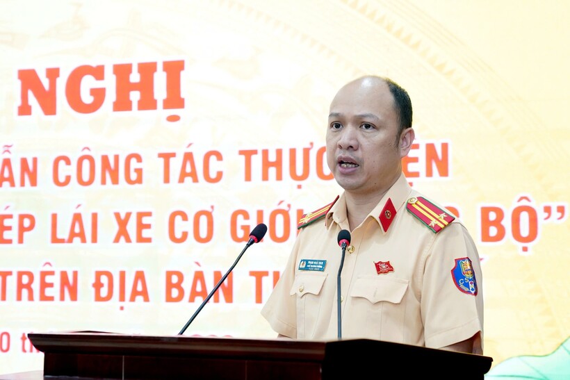 Trung tá Phạm Hoài Nam, Phó trưởng Phòng CSGT Công an TP Hà Nội phát biểu tại hội nghị.