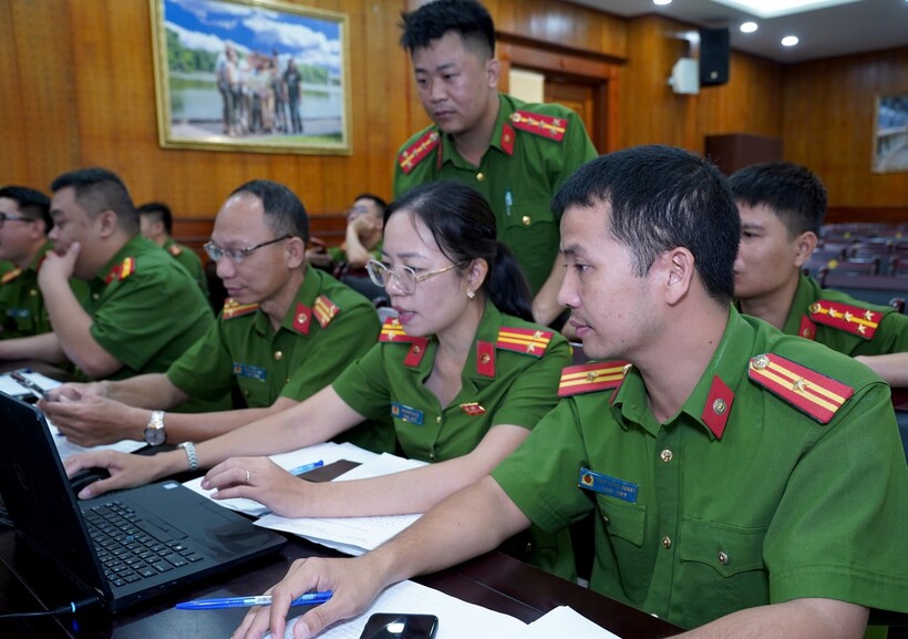Cán bộ công an cấp xã dự hội nghị.