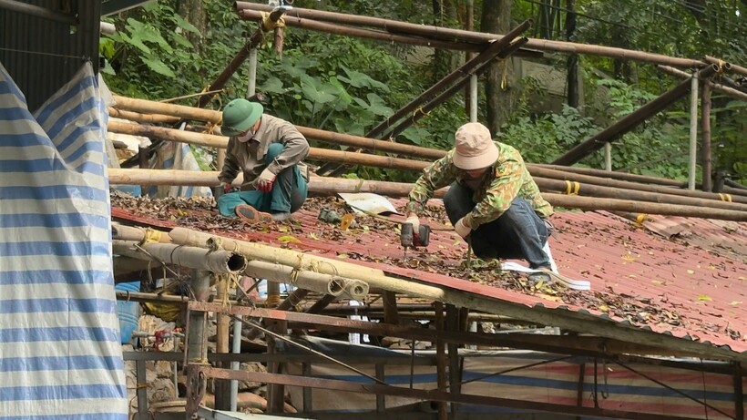 Các hộ kinh doanh tháo dỡ công trình, di chuyển tài sản trong Khu di tích quốc gia đặc biệt Chùa Hương.