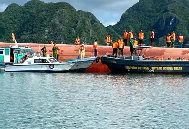 Lực lượng chức năng tỉnh Quảng Ninh và đặc khu Vân Đồn tham gia tìm kiếm nạn nhân cuối cùng tại khu vực tàu gặp nạn. Ảnh: UBND Đặc khu Vân Đồn./ Theo Dân trí.