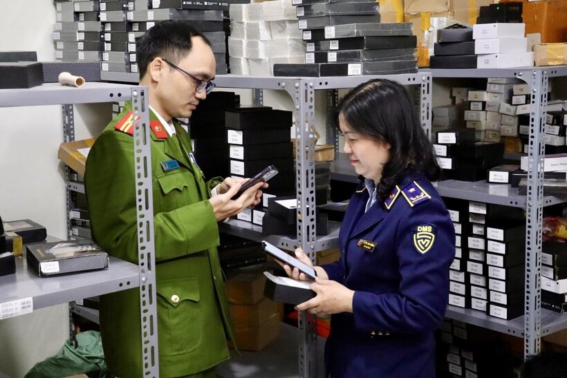 Quản lý thị trường và Công an phối hợp kiểm tra cơ sở kinh doanh trên địa bàn phường Tây Mỗ. Ảnh: QLTTH