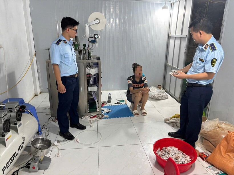 Lực lượng chức năng phát hiện nhiều sản phẩm và thiết bị để thực hiện hành vi sản xuất hàng giả tại cơ sở xã An Khánh. Ảnh: QLTTHN
