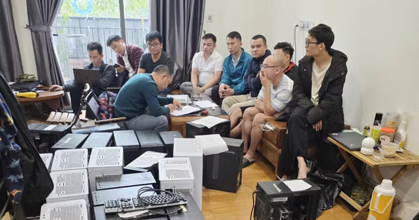 Cơ quan công an làm việc với các đối tượng liên quan.  (Ảnh: T.V)