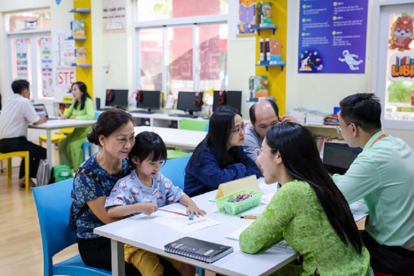 Phụ huynh tìm hiểu về tuyển sinh lớp 1. Ảnh: Nhật Thịnh/Thanh niên.