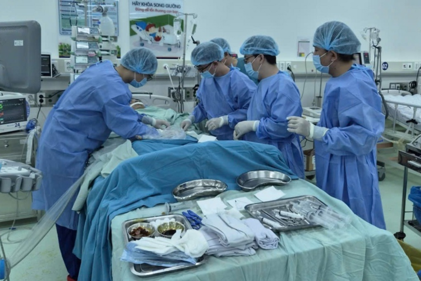 Các bác sĩ khoa Hồi sức tích cực chống độc tiến hành kỹ thuật ECMO cho bệnh nhi. Ảnh: BVCC/Tạp chí Tri thức