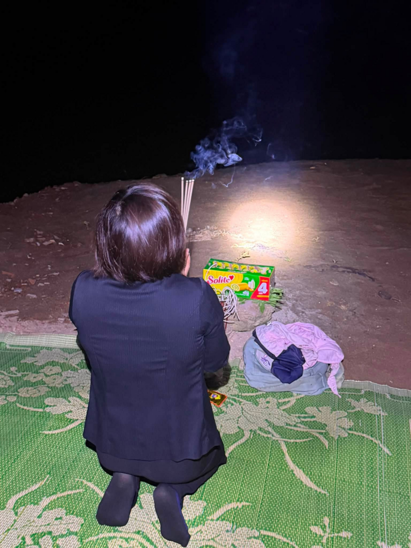 Người mẹ quỳ gối trên bờ mong sớm tìm thấy con gái. Ảnh: Vietnamnet