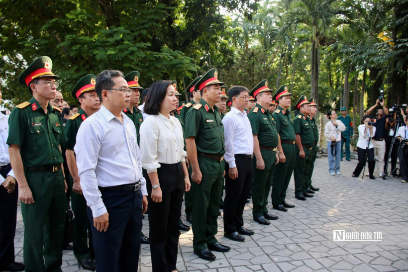 Tham dự buổi lễ còn có Trung tướng Trần Vinh Ngọc, Chính ủy Quân khu 7; ông Nguyễn Mạnh Cường, Phó Chủ tịch UBND Tp.HCM, Trưởng Ban Chỉ đạo về tìm kiếm, quy tập và xác định danh tính hài cốt liệt sĩ Tp.HCM cùng đại diện nhiều cơ quan, đơn vị.