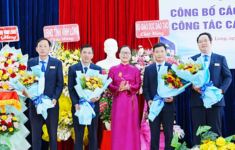Thứ trưởng Bộ GD&ĐT Nguyễn Thị Quyên Thanh tặng hoa chúc mừng lãnh đạo nhà trường vừa được bổ nhiệm. Ảnh: Báo Vĩnh Long