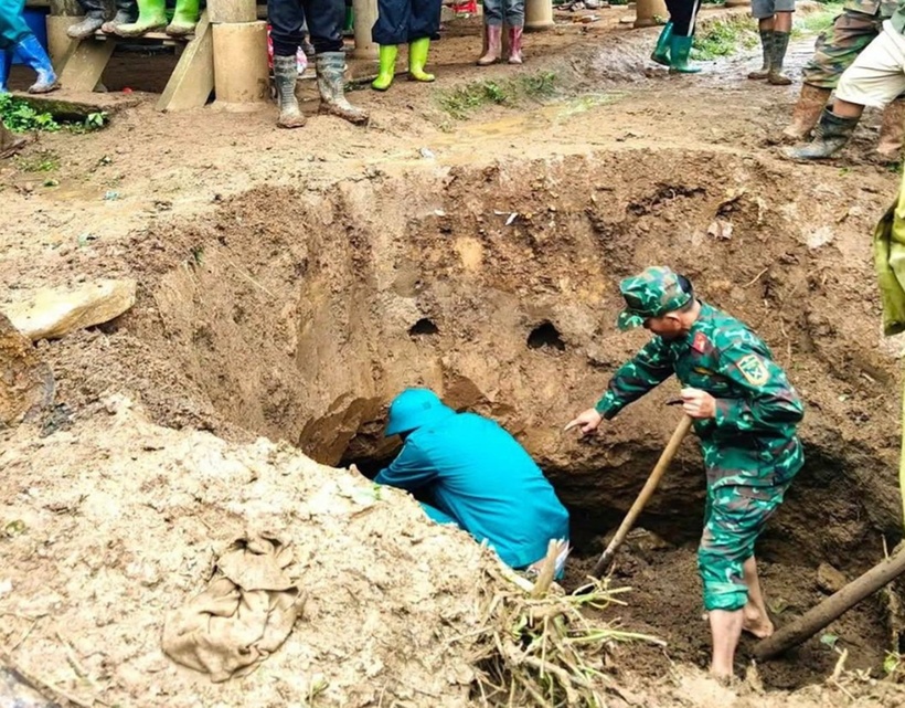 Lực lượng chức năng xử lý hố sụt. (Ảnh: UBND xã Phiêng Khoài)