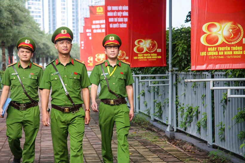 Công an phường Từ Liêm và lực lượng CSCĐ làm nhiệm vụ.