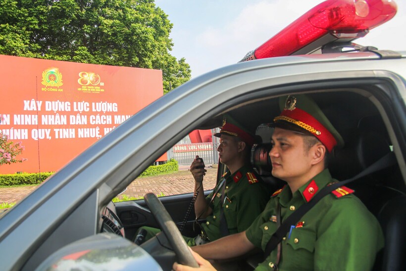 Công an phường Từ Liêm và lực lượng CSCĐ làm nhiệm vụ.