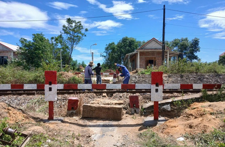 Ngành đường sắt triển khai xóa bỏ các lối đi tự mở, đặc biệt là ở các khu vực đông dân cư, sẽ giúp giảm thiểu rủi ro và bảo vệ tính mạng, tài sản của người dân. Ảnh: Báo Xây dựng.