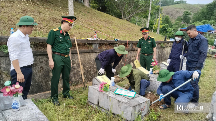 Việc thu nhận mẫu hài cốt liệt sĩ phục vụ giám định ADN tại Nghĩa trang Liệt sĩ Nầm được triển khai chặt chẽ, khoa học.