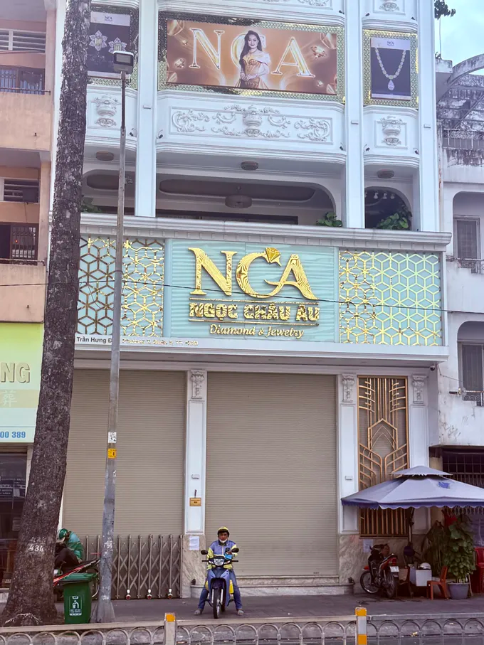 Cửa hàng Kim cương Ngọc Châu Âu trên đường Trần Hưng Đạo, phường Chợ Quán, TPHCM đóng cửa (hình chụp ngày 11/7). Ảnh: Nhung Nguyễn/ Theo báo Sài Gòn giải phóng..