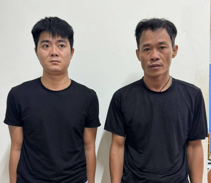 Đối tượng Nguyễn Sanh Lợi (bên trái) và Hồ Thanh Hưng (bên phải) tại cơ quan Công an.