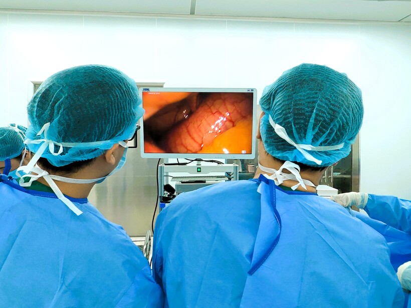 Các bác sĩ tiến hành phẫu thuật cho bệnh nhân. Ảnh: BVCC