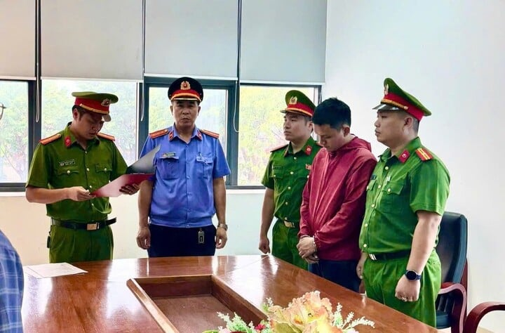 Cán bộ Cơ quan Cảnh sát điều tra Công an tỉnh Quảng Trị phối hợp với đại diện viện kiểm sát thi hành lệnh bắt tạm giam với Lê Văn Thành. (Ảnh: Công an Quảng Trị)