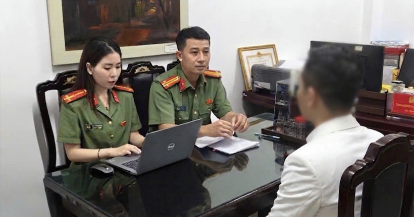 T.Q.T làm việc tại cơ quan Công an. (Ảnh: Công an Hà Nội)