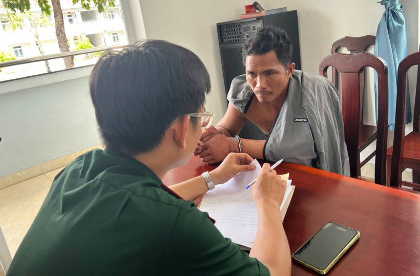 Cơ quan chức năng lấy lời khai nghi phạm Trần Vũ Hải. Ảnh: Văn Danh