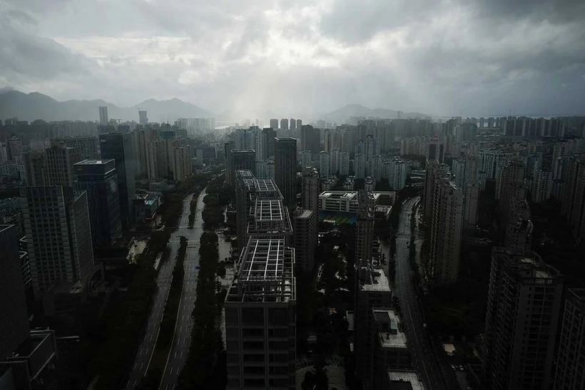 Bão Bavi đổ bộ Chiết Giang, Trung Quốc đêm 11/7 (Ảnh: Reuters).