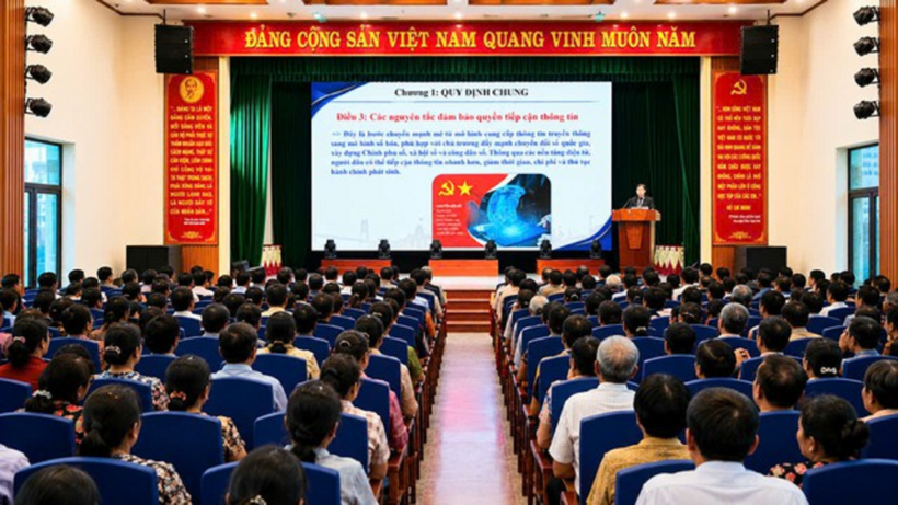 Bà Nguyễn Thị Mai - Chủ tịch Hội Luật gia Tp.Hải Phòng truyền đạt chuyên đề Luật Luật Tiếp cận thông tin và Luật Trợ giúp pháp lý cho cán bộ và nhân dân xã Hợp Tiến.