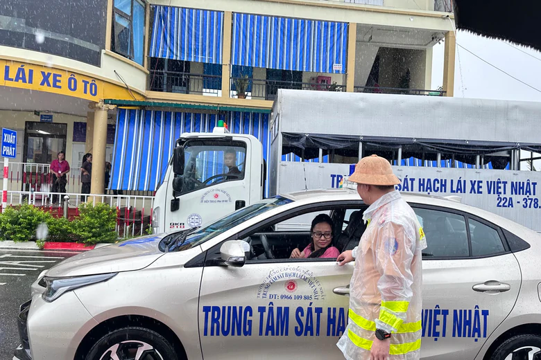 CSGT Tuyên Quang kiểm tra điều kiện thi của các học viên trước khi vào phần thi sa hình. Ảnh: Văn Trường