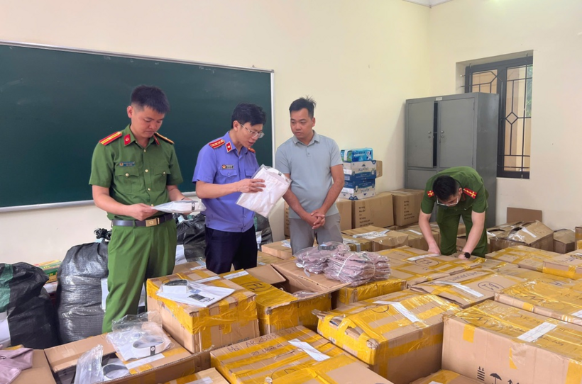 Lực lượng chức năng kiểm tra các sản phẩm. (Ảnh: Công an Sơn La).