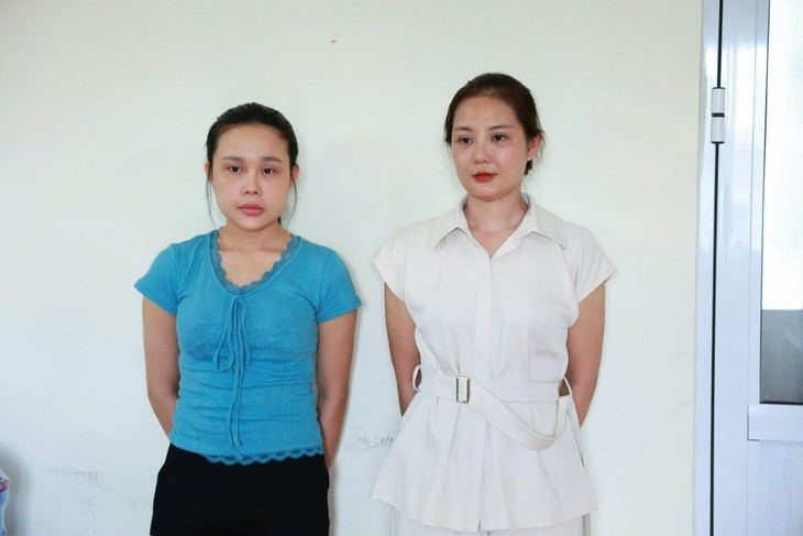 Vi Thị Nụ (bên trái) và Nguyễn Thị Thảo tại cơ quan điều tra. Ảnh: Công an Hà Tĩnh