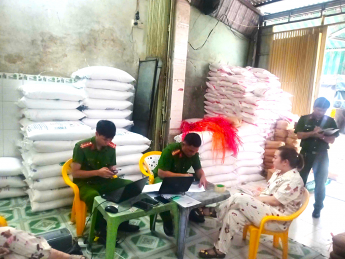 Cán bộ Phòng Cảnh sát kinh tế làm việc với chủ cơ sở sản xuất đường cát. Ảnh: Công an tỉnh Cà Mau