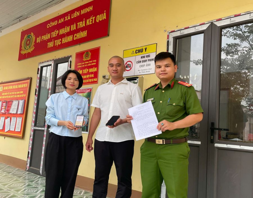 Công an xã Liên Minh (tỉnh Phú Thọ) trao trả tiền chuyển khoản nhầm cho người dân.