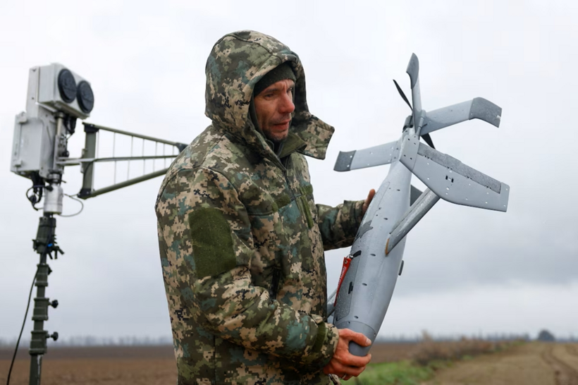 Binh sĩ Ukraine bên cạnh máy bay không người lái. Ảnh minh họa: Reuters
