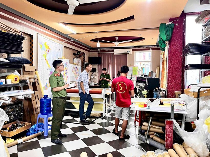 Đoàn kiểm tra làm việc tại cơ sở kinh doanh của ông Trần Xuân Sơn. Ảnh Công an tỉnh Hưng Yên.