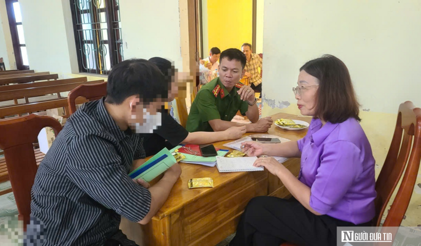 Bà Nguyễn Thị Lài, Phó Chủ tịch Hội Luật gia tỉnh Quảng Trị cùng cán bộ công an tư vấn, hỗ trợ cho người dân.