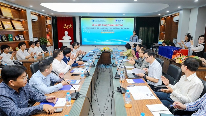 Tập đoàn Đèo Cả và Trường Đại học Công nghệ - Đại học Quốc gia Hà Nội đã ký kết Thỏa thuận hợp tác đào tạo nguồn nhân lực chất lượng cao cho lĩnh vực hạ tầng giao thông. Ảnh: B.L
