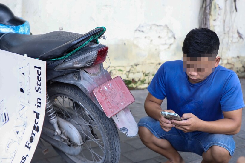 Trường hợp xịt sơn lên biển số xe bị lực tổ công tác phát hiện.
