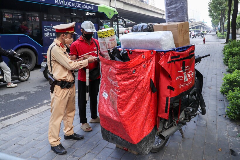 Bao tải chở hàng phía sau che mất toàn bộ biển số.