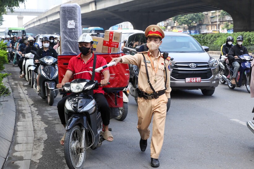 CSGT dừng, kiểm tra xe shipper chở hàng hoá che biển số.